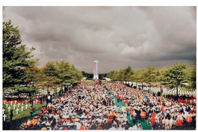 An overview of the 10,000 visitors who came for the presidential visit in 2005. Credits: American Battle Monuments Commission