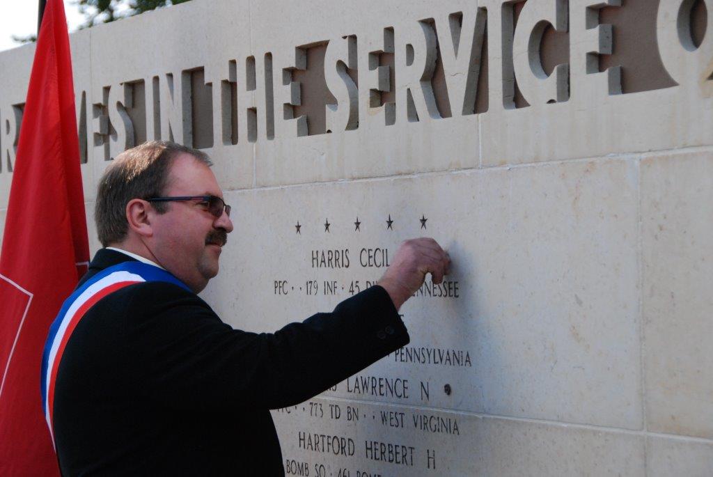 Mayor Herzog affixes the rosette to the Wall of the Missing. 