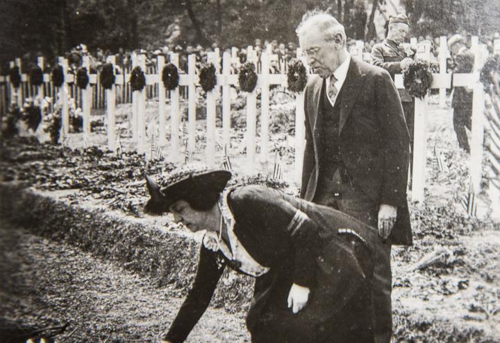 Historical image of President Woodrow Wilson and wife laying wreath at temporary cemetery. 