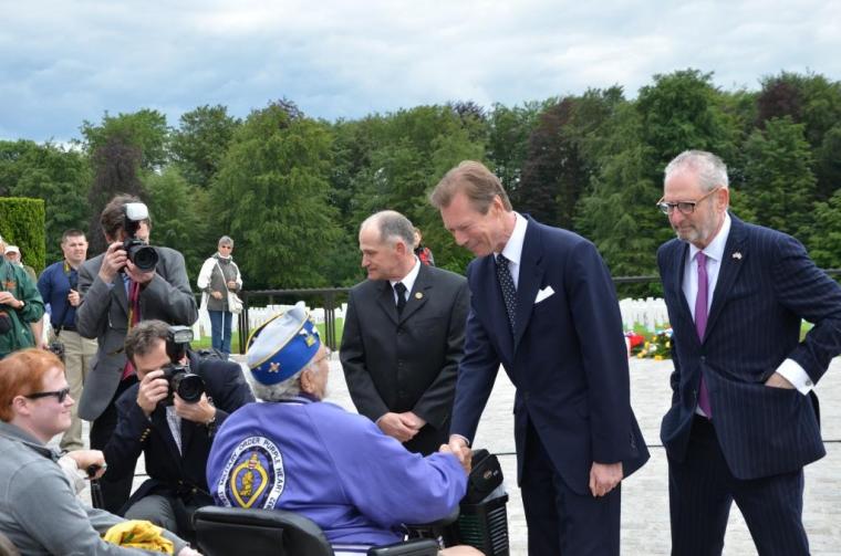 Grand Duke shakes hands with WWII veteran. 