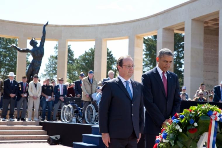 Presidents Obama and Hollande lay a wreath during the ceremony. 