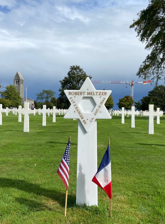Headstone of Robert Meltzer with the U.S. and French flags. Credits: American Battle Monuments Commission