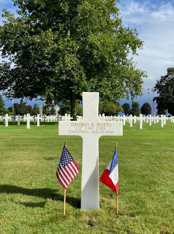Headstone of Thomas R. Potts with the U.S. and French flags. Credits: American Battle Monuments Commission