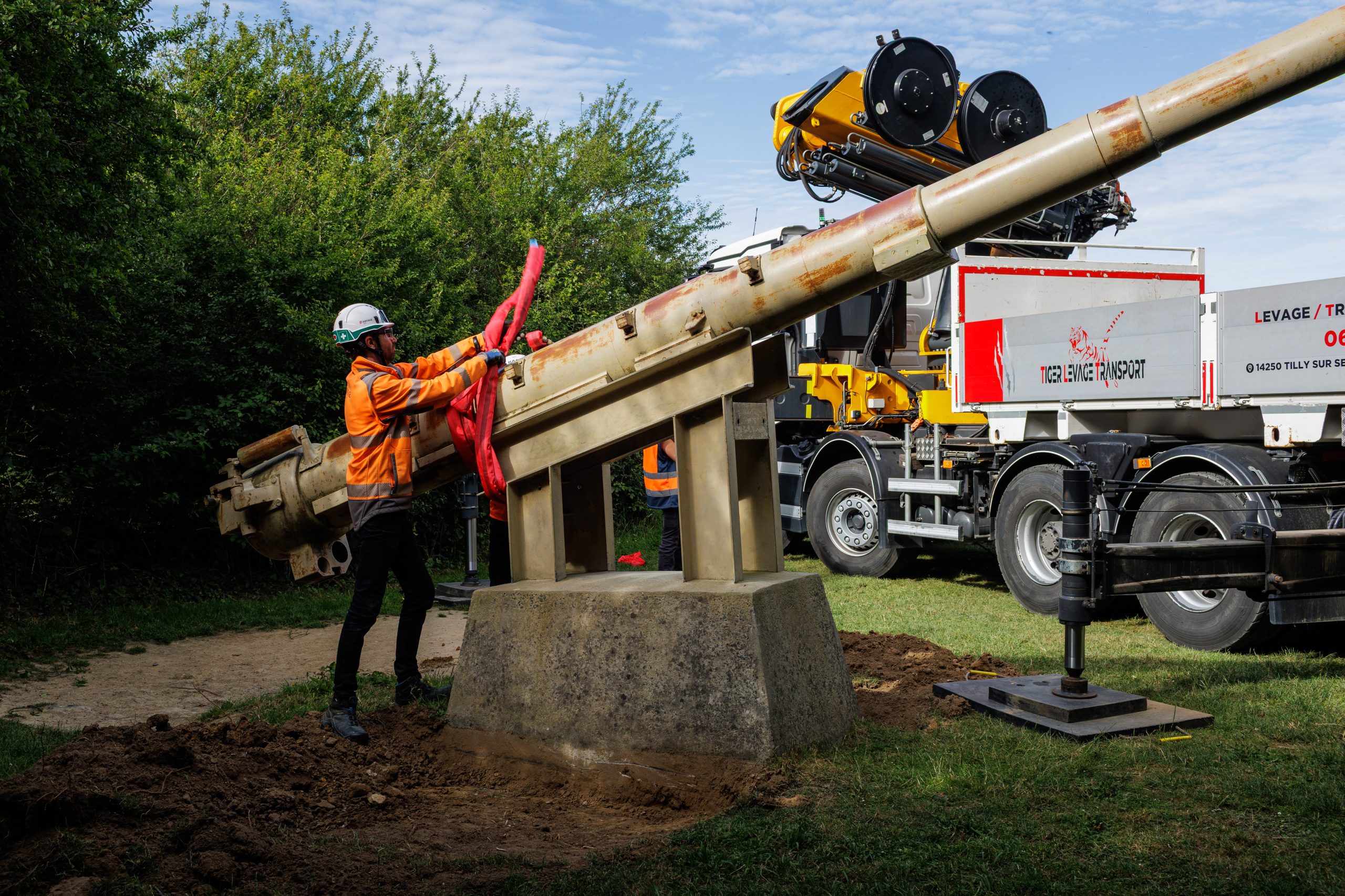 Securization of the cannon before being relocated. Credit: American Battle Monuments Commission.