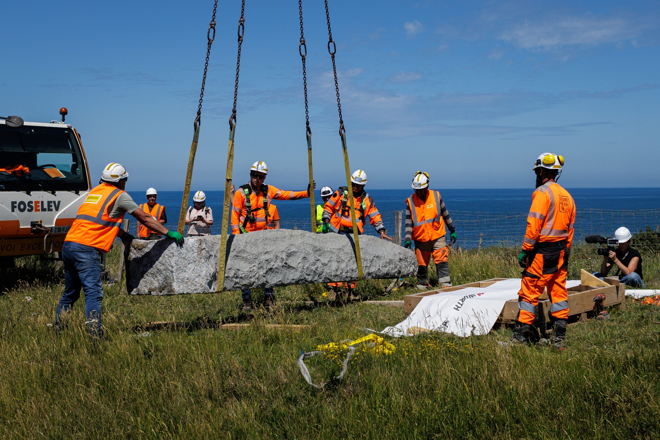 Securization of the monument on a pallet before moving it to its storage location during the work at Pointe du Hoc.