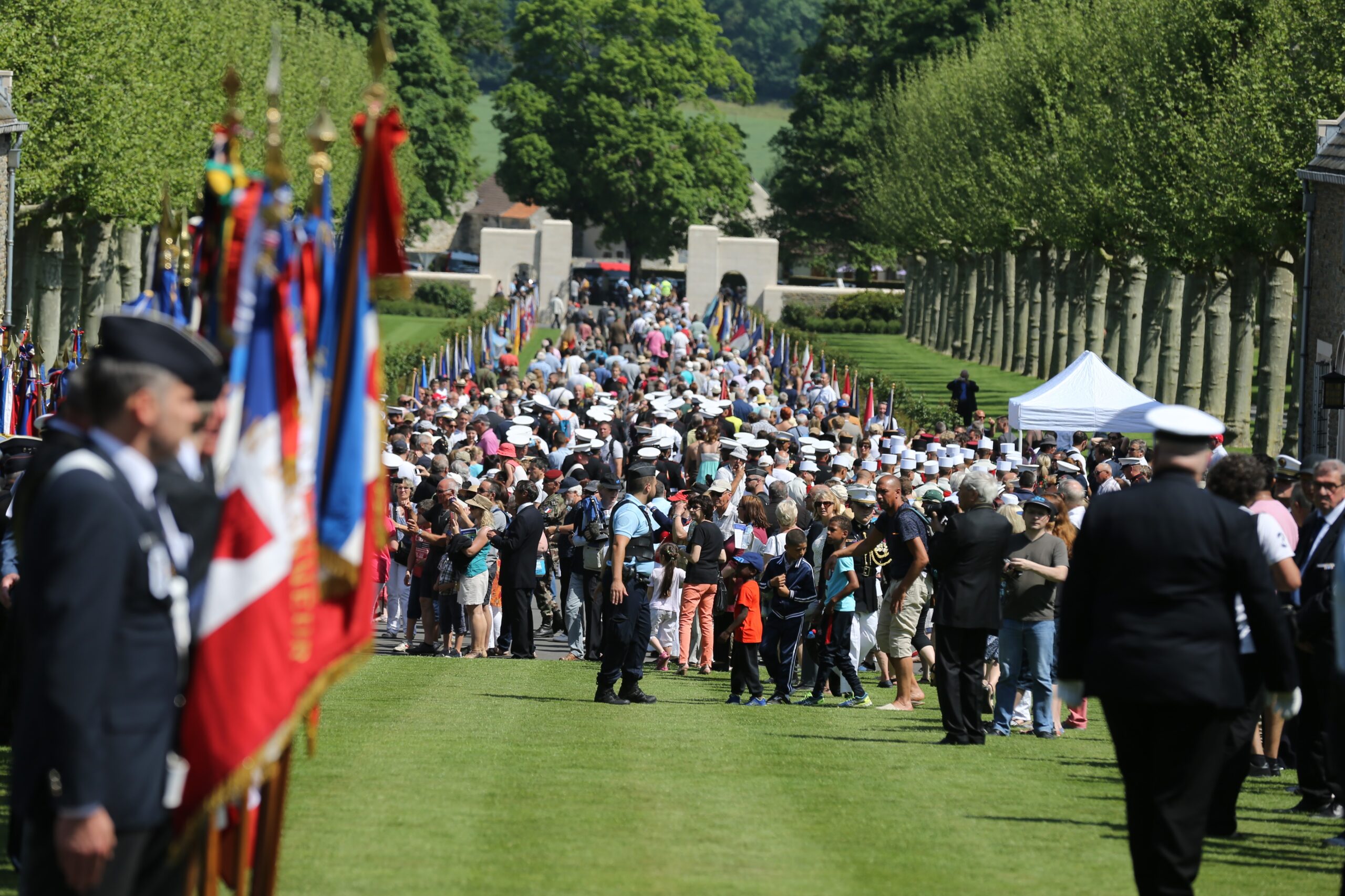 A large crowd gathered at Aisne-Marne American Cemetery for the 2017 Memorial Day Ceremony. Image courtesy of Pierre-Mary Bachelet.