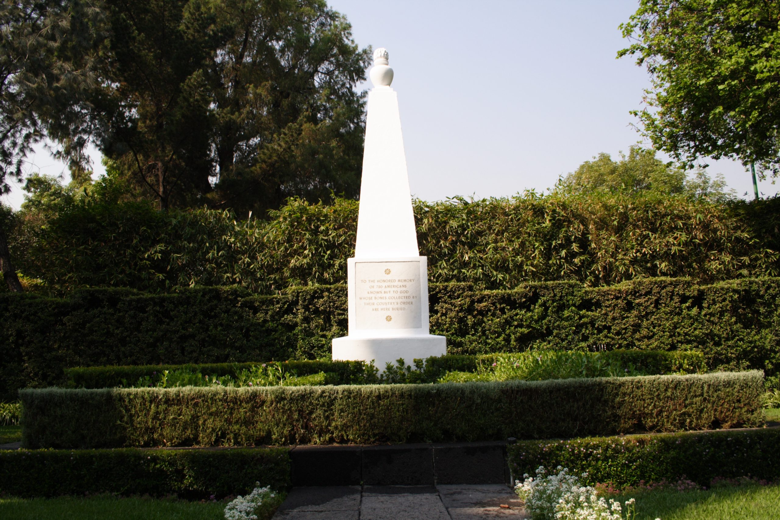 Picture of the common grave where 750 American service members are buried. Credit: American Battle Monuments Commission.
